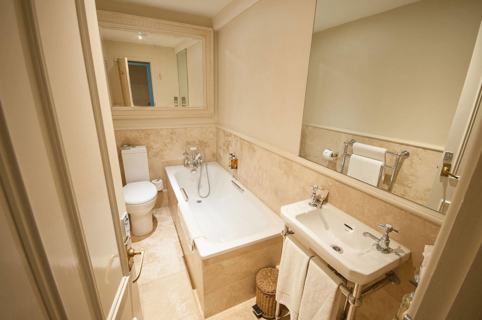 Apsley House Bed & Breakfast Bath Bagian luar foto
